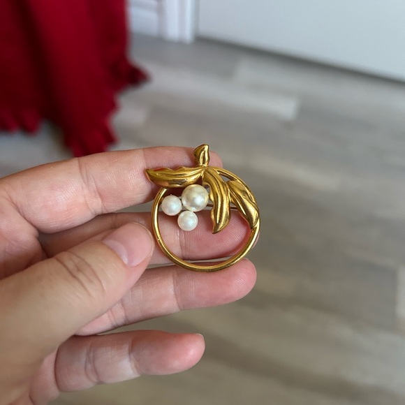4/$50 NAPIER Gold and Pearl Leaf Brooch 😍 - Picture 6 of 9